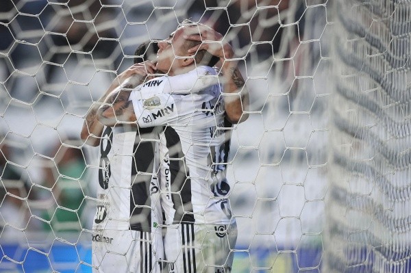 Sasha festeja su gol y le da crédito a Eduardo Vargas por su asistencia en el triunfo del Mineiro contra Juventude.