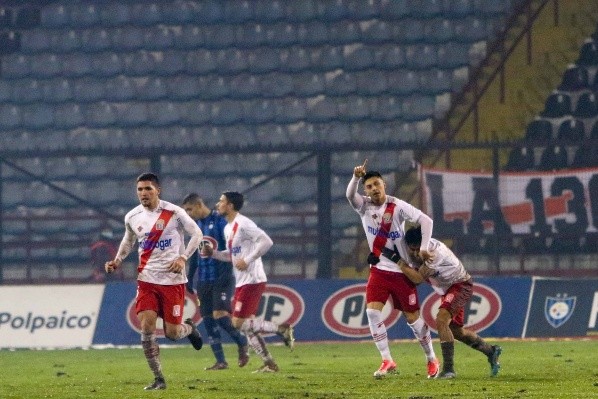 Los festejos curicanos por el empate.