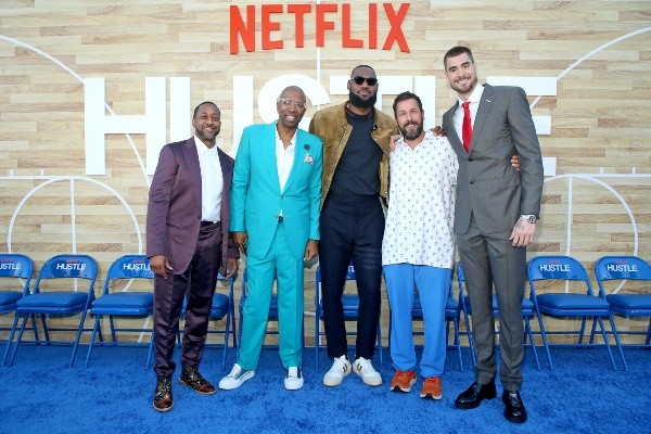 Jaleel White, Kenny Smith, LeBron James, Adam Sandler y Juancho Hernangómez en el estreno de Hustle. | Foto: Getty