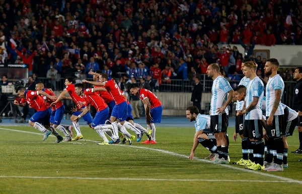 ¡Qué imagen! El plantel de Chile festeja mientras el de Argentina se lamenta. Foto: Agencia Uno.