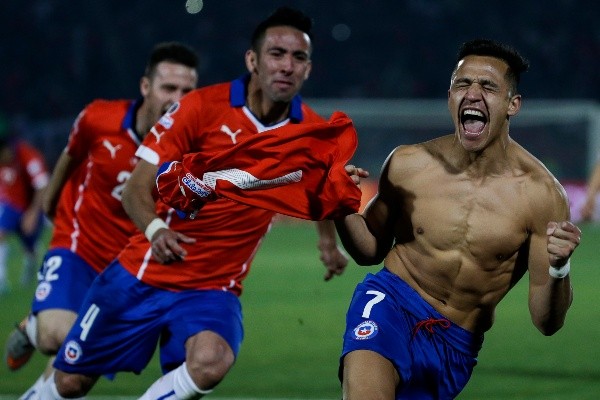 Alexis Sánchez festeja con locura el gol de penal que le dio a Chile la primera Copa América de su historia. Foto: Agencia Uno.