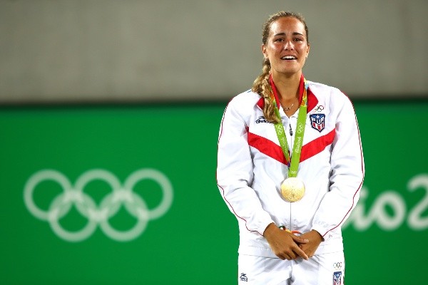 Mónica Puig (Puerto Rico) festeja la medalla de oro que ganó en el tenis individual femenino de los Juegos Olímpicos de Río de Janeiro. Foto: Getty Image.