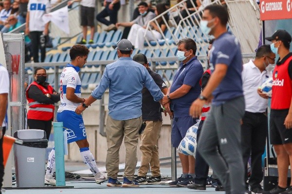 Ignacio Saavedra debía estar suspendido ante Coquimbo Unido, pero el árbitro que le mostró la quinta amarilla no la anotó en el informe. Foto: Agencia Uno