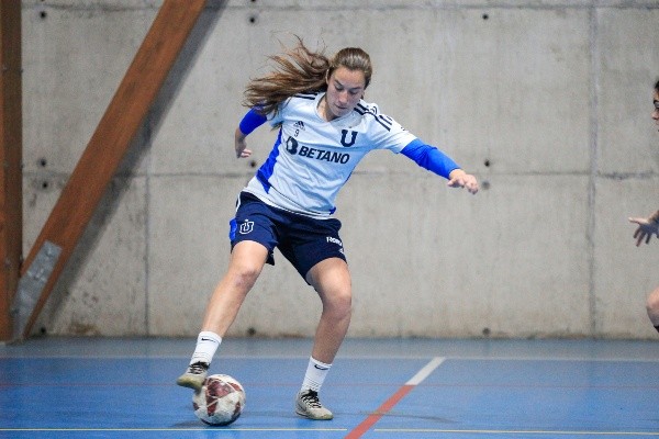 Sonya Keefe fue una de las que más destacó con dos goles. Foto: Sebastián Ñanco / U. de Chile Futsal.