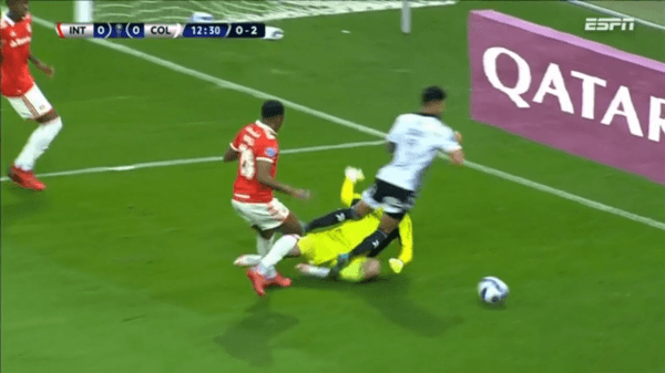 El penal a Juan Martín Lucero que el dio el gol a Colo Colo ante el Inter de Porto Alegre. Foto: ESPN