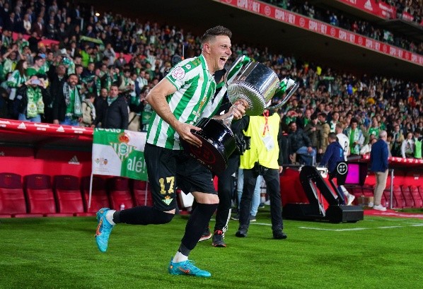 Joaquín Sánchez corre feliz con el trofeo de la Copa del Rey que el Betis le ganó al Valencia en los penales.