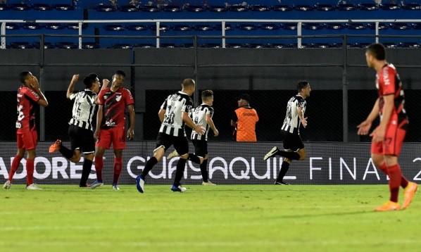 Pese a la asistencia de Marcelo Díaz, Libertad se quedó en el camino y fue eliminado por Athletico Paranaense de la Copa Libertadores. Foto: Comunicaciones Libertad