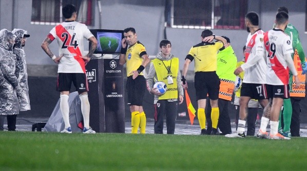 Roberto Tobar confirmó una mano en el gol de River Plate y en Argentina se le fueron encima. Foto: Getty Images