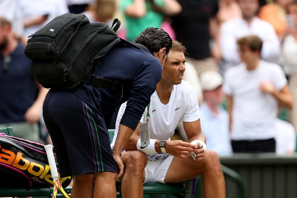Rafael Nadal se retiró de Wimbledon tras sufrir una rebelde lesión. Foto: Getty Images