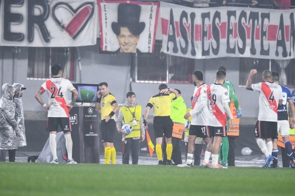 Tobar causó polémica con su arbitraje en octavos de final de Copa Libertadores. | Foto: Getty