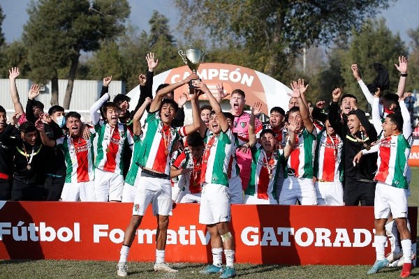 Palestino levanta la copa de campeón del Torneo Proyección 2017 tras vencer por 2-1 en la final a Colo Colo. Foto: Carlos Parra.