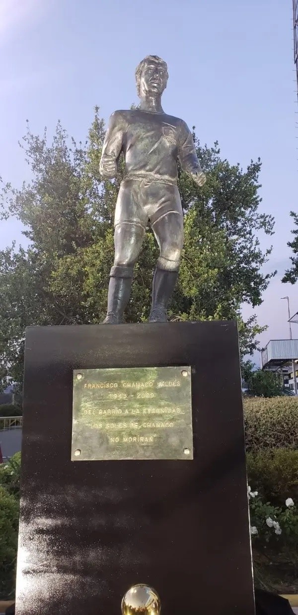 La estatua de Chamaco Valdés verá la llegada de su merecido homenaje a Carlos Caszely en el estadio Monumental. (Foto: DaleAlbo)