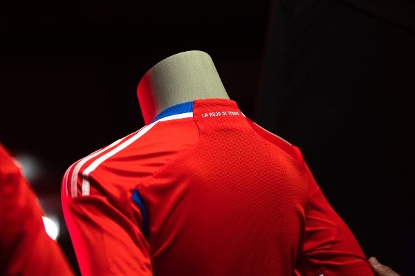 El mensaje de La Roja de Todos luce en la parte posterior del cuello. (Foto: adidas Chile)