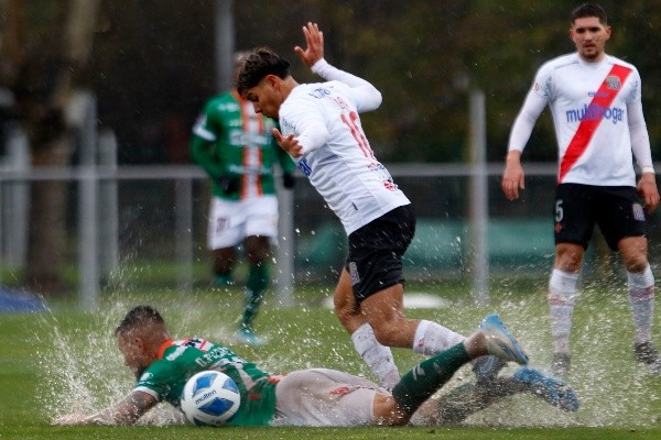 Bajo una intensa lluvia se jugó el partido en Curicó.