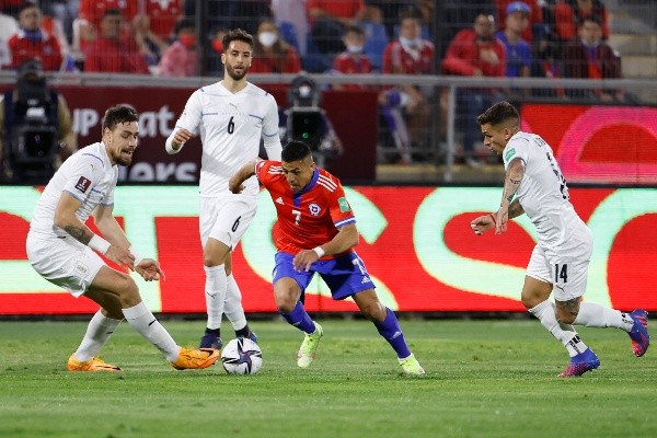 Alexis espera por definir donde seguirá su carrera, y aunque parecía lejos de quedarse en Inter ahora esa opción vuelve a ser factible. | Foto: Getty