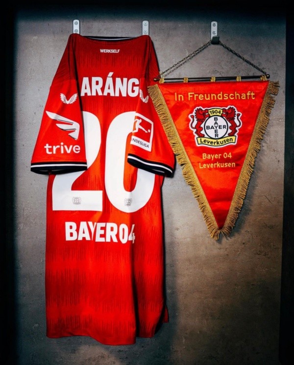 La camiseta del capitán Charles Aránguiz se robó todas las miradas del vestuario del Leverkusen. | Foto: Bayer Leverkusen
