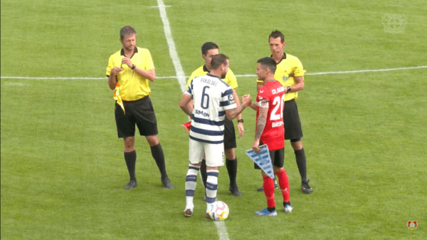 Charles Aránguiz fue capitán y titular en el primer partido de su club en la temporada. | Foto: Bayer Leverkusen