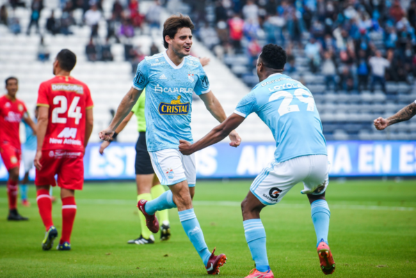 Omar Merlo, defensor que fuera campeón con Huachipato, celebra su gol con el Cervecero. Foto: Twitter Sporting Cristal.