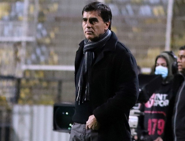 Gustavo Quinteros tiene que mover mucho sus piezas. (Foto: Agencia Uno)