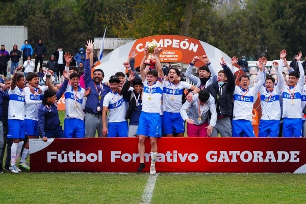 Universidad Católica levanta el trofeo de campeón en el Torneo Proyección Sub 16. Foto: 
   Guille Salazar.