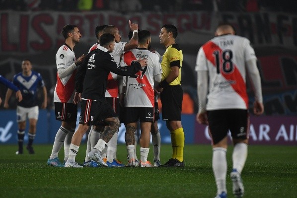 Roberto Tobar rodeado de jugadores de River Plate, ofuscados por la decisión de anular el gol de Matías Suárez.