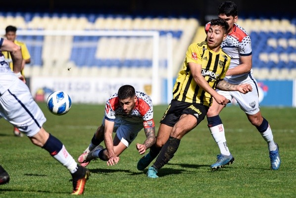 Fernández Vial y Deportes Recoleta igualaron, complicándose más en el fondo. Foto: Agencia Uno
