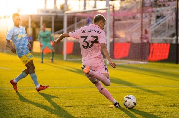 Romeo Beckham afina la puntería para anotar golazos como los de su padre. | Foto: @romeobeckham