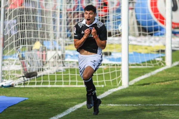 Alexander Oroz celebra el gol que le marcó a la Universidad Católica.
