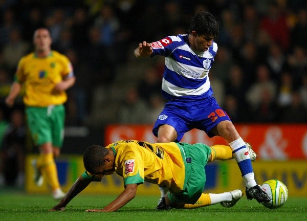 Emmanuel Ledesma (de blanquiazul) en el Reading ante el Norwich City. Foto: Getty Images.