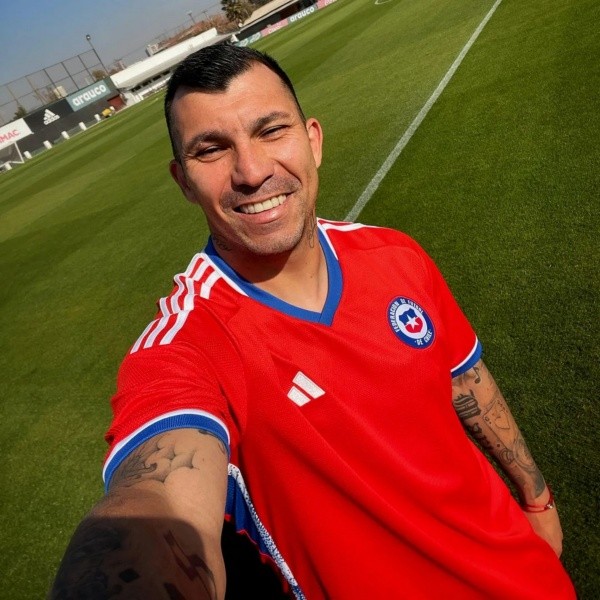 Gary Medel posando con la nueva camiseta de la selección chilena (Instagram)