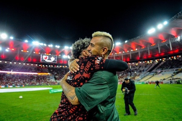 Gabigol le dio una cálida bienvenida al Rey Arturo. | Foto: Flamengo