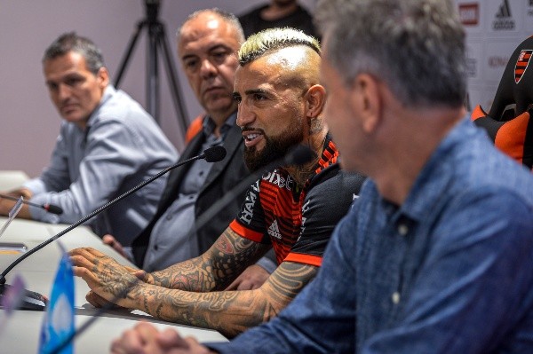 Vidal tuvo su presentación oficial como jugador de Flamengo y le respondió a Cicinho por las críticas previas. | Foto: Marcelo Cortes / Flamengo