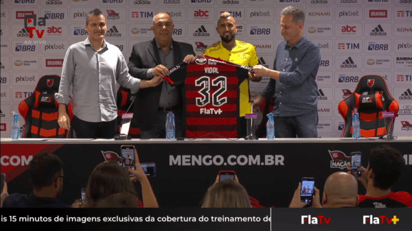 Vidal jugará, en un comienzo, con la camiseta número 32 del Flamengo. | Foto: FlamengoTV
