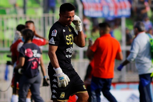 Miguel Pinto se lamenta el error que tuvo en la derrota por 2-0 ante la Universidad de Chile.