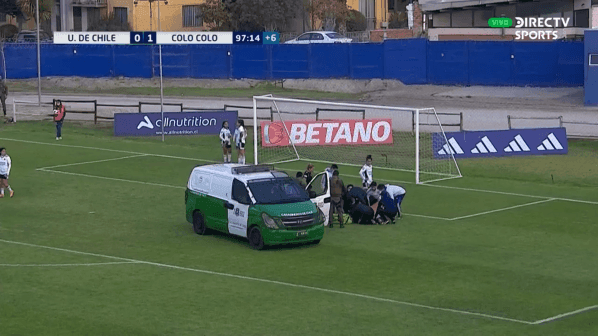 El carro policial ingresando a retirar a la jugadora de Colo Colo. Foto: Captura DirecTV.