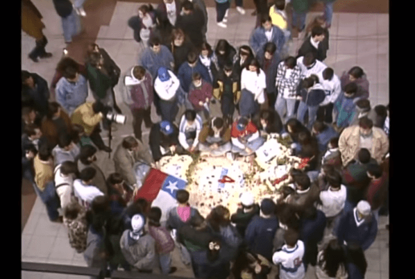Hinchas de la UC en el aeropuerto de Santiago esperando al Mumo Tupper (Youtube)