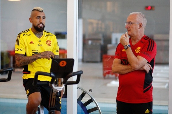 Vidal conversando con Dorival Júnior en el entrenamiento. Foto: Flamengo.