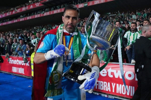 Bravo viene de coronarse campeón de la Copa del Rey con el Betis en la temporada 2021-22. | Foto: Getty