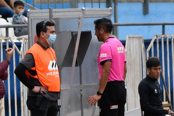 Gilabert acudió cuatro veces al VAR. (Foto: Agencia Uno)