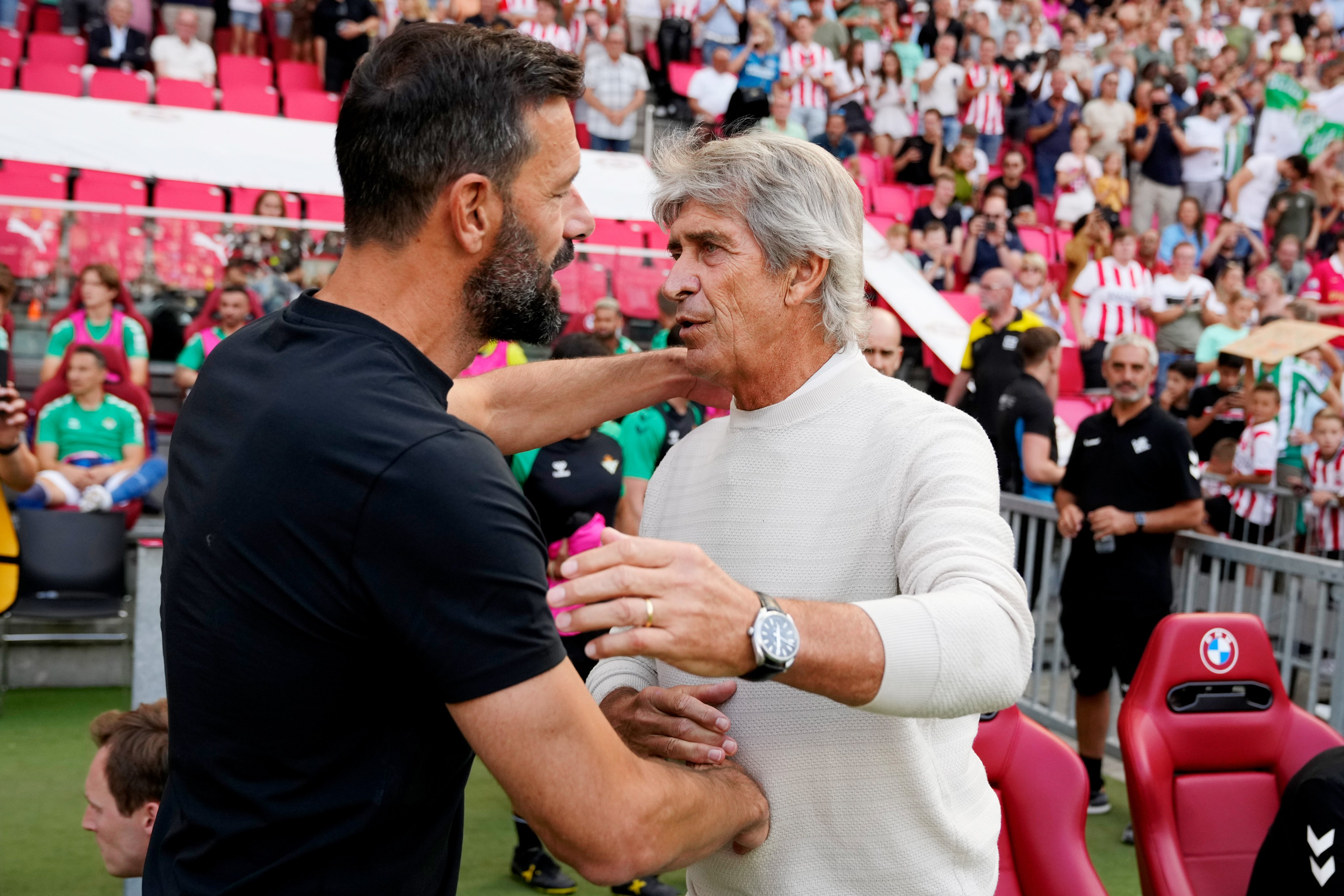 El abrazo de Pellegrini con Ruud van Nistelrooy.
