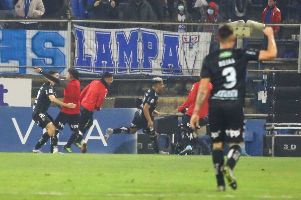 Maxi Salas celebra su gol contra Católica (Agencia Uno)
