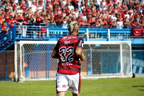 Arturo Vidal tuvo su estreno con la camiseta del Flamengo frente al Avaí. Foto: Comunicaciones Flamengo.