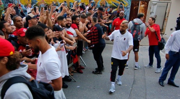 Arturo Vidal es puro amor con los hinchas del Flamengo. Foto: Comunicaciones Flamengo.