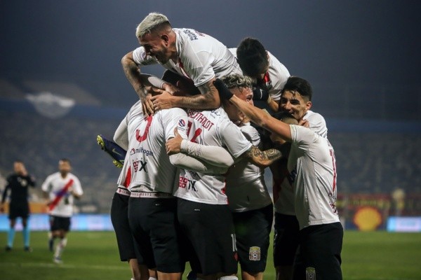 Curicó festeja su victoria en San Carlos de Apoquindo (Agencia Uno)