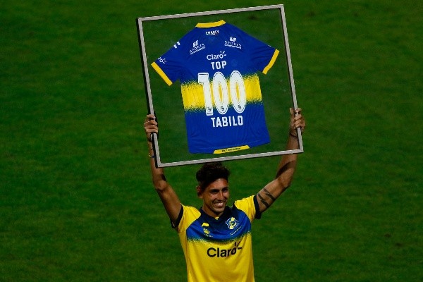 Jano fue homenajeado en el Estadio Sausalito, para el empate 1-1 entre Everton y Curicó Unido el 5 de marzo. | Foto: Agencia Uno
