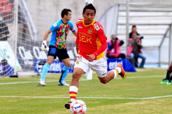 Cueva jugó en 2013 en Unión Española, disputó 17 partidos, no marcó goles y registró una asistencia, aunque fue parte del plantel campeón de los Hispanos en 2013. | Foto: Agencia Uno
