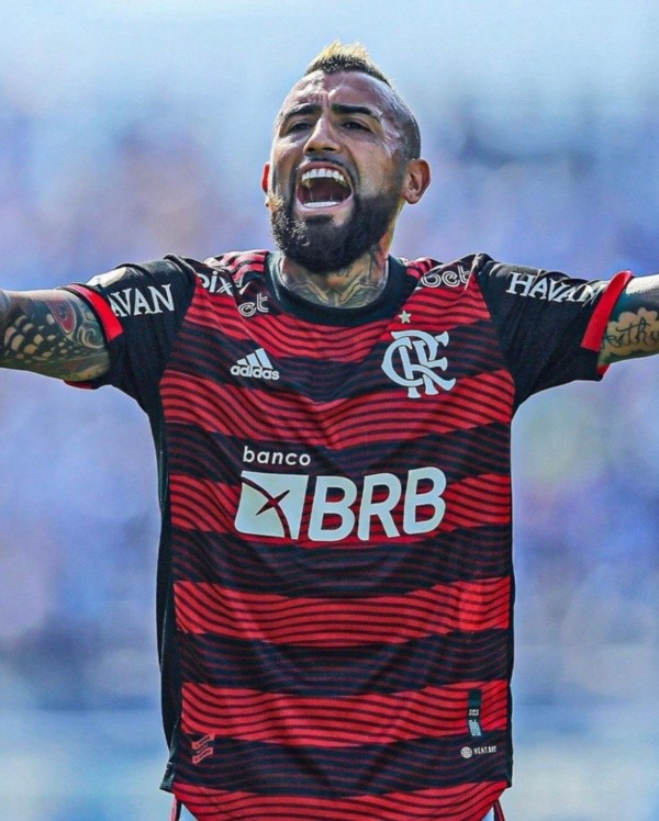 ©kingarturo23oficial / Vidal celebró los 12 millones de seguidores con una foto de su debut