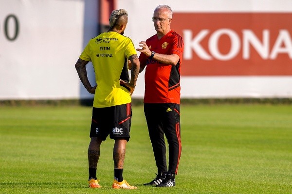 Vidal constantemente conversando con su entrenador.