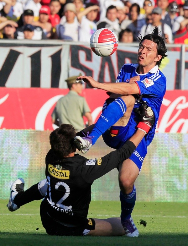 Raúl Olivares recibe una patada de Albert Acevedo en un Superclásico en 2011.
