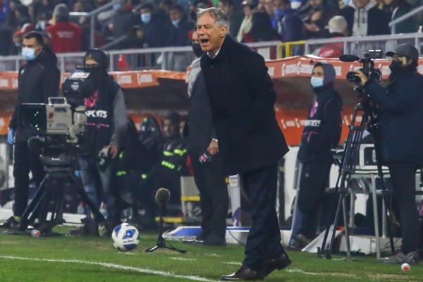 Holan se enfureció por la mala instrucción a Fabián Orellana de sus asistentes (Agencia Uno)